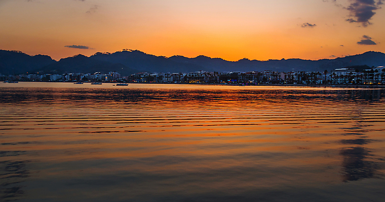 포토 JPG 해외이미지 실루엣 유럽 바다 여행 요트 건축양식 교통시설 자연 하늘 휴가 전등 산 주택 항해 풍경 사람없음 건물 물 여름 파란색 도시풍경 뷰티 항구 일몰 산책로 도시 만 보트 저녁 지중해 휴양지 장면 타운 칠면조 랜드마크 튀르키예 해외202309 해외포토 자연요소 건축물 계절 건축 나라 아시아 길 컬러 교통 배_교통 조류 조명 촬영기법 노을 장소 야간 시설 생태계 파일형식