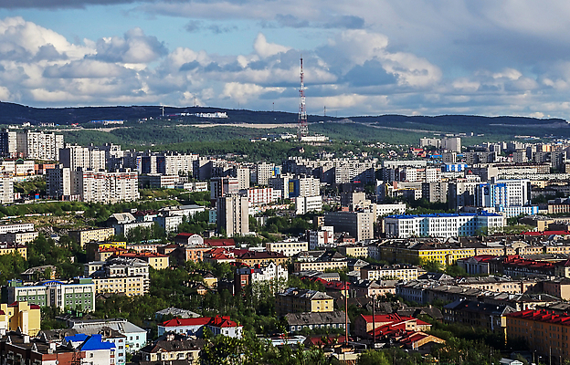 포토 JPG 해외이미지 나무 식물 구름 계절 여행 건축양식 하늘 산 풍경 사람없음 건물 여름 도시 북극 러시아 수평선 해외202309 해외포토 자연요소 건축물 건축 유럽 극지방 파일형식