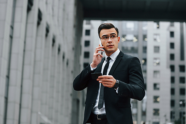 포토 JPG 해외이미지 응시 남자 안경 명함 한명 들기 정장 상반신 성인 옆모습 스마트폰 도시 직장인 비즈니스맨 스마트 통화 스마트워치 성인남자한명만 해외포토 직업 1 시선 잡화 옷 뷰포인트 컨셉 비즈니스 모션 사람 핸드폰 스마트기기 웨어러블 남자한명만 성인남자만 파일형식