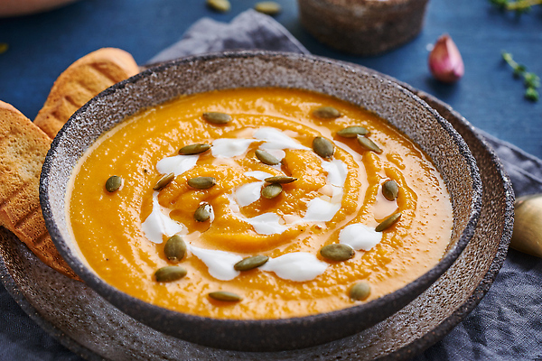 포토 JPG 해외이미지 전통 접시 음식 백그라운드 다이어트 채소 오렌지 호박 건강 요리 씨앗 사람없음 옆모습 초록색 파란색 노란색 숟가락 저녁식사 어둠 할로윈 시골 신선 뜨거움 닫기 맛 수프 먹기 크림 토스트 추수감사절 점심식사 채식주의자 핸드메이드 비건 해외202309 해외포토 식물 식기 기독교 빵 뷰포인트 컬러 컨셉 과일 모션 수저 식사 채식 파일형식