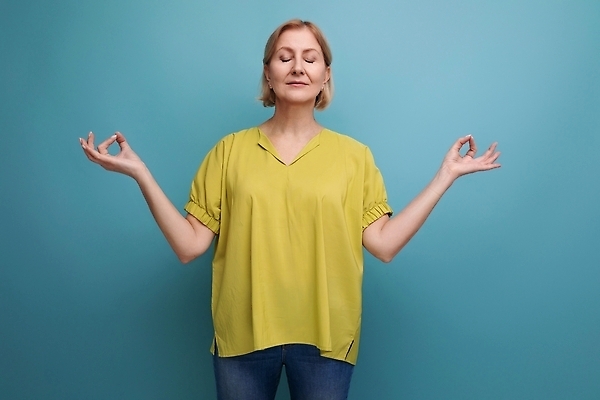 포토 JPG 해외이미지 모델 라이프스타일 여자 행복 중년 포즈 백그라운드 셔츠 실내 한명 서기 사람 성인 금발 자신감 고립 승자 해외202309 해외포토 1 헤어스타일 감정 상의 모션 내부 생활 파일형식