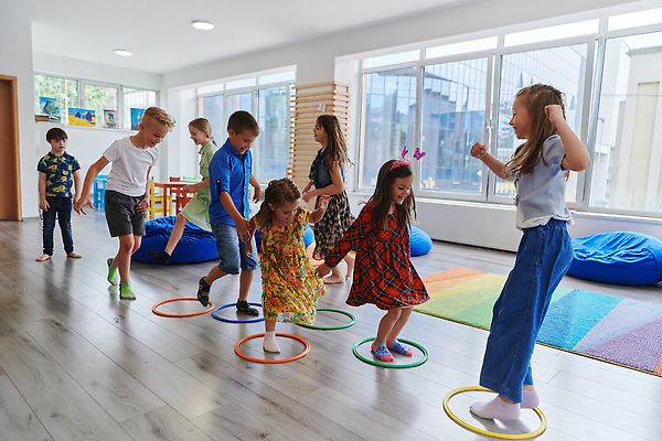 포토 JPG 해외이미지 여자 남자 어린이 스포츠 쿠션 창문 놀이 실내 소년 여러명 달리기 카펫 유치원 고리 체육 즐거움 어린이만 해외202309 해외포토 교육 감정 다수 모션 사람 내부 파일형식