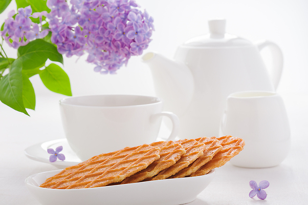 포토 JPG 해외이미지 접시 꽃 음료 음식 아침 디저트 사람없음 컵 가로 봄 흰색 도자기 달콤 맛 아침식사 찻주전자 오브젝트 라일락 와플 페스츄리 해외202309 해외포토 주간 식물 식기 계절 빵 컬러 컨셉 주전자 식사 파일형식