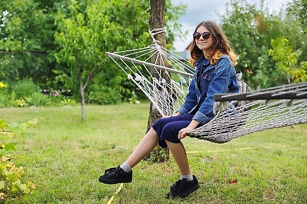 포토 JPG 해외이미지 나무 백인 1 라이프스타일 응시 여자 행복 자연 휴가 휴식 한명 미소 사람 야외 10대 초록색 여름 뷰티 평화 정원 맑음 침묵 봄 꿈 전원 그네 긍정 해먹 뒤뜰 사춘기 파라다이스 카피스페이스 해외202309 해외포토 서양인 식물 시선 계절 감정 컬러 컨셉 청소년 날씨 표정 생활 소리 공백 침대 전기에너지 생태계 파일형식