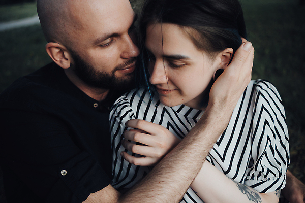 포토 JPG 해외이미지 백인 라이프스타일 커플 여자 남자 행복 셔츠 데이트 관계 포옹 함께함 사랑 성인 두명 초록색 햇빛 태양 봄 기쁨 날짜 승낙 열정 해외202309 해외포토 자연요소 서양인 계절 감정 컬러 컨셉 상의 안기 사람 생활 파일형식