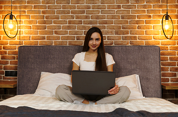 포토 JPG 해외이미지 백인 라이프스타일 여자 행복 감정 여유 인터넷 성공 휴식 주택 실내 한명 미소 사람 앉기 성인 내부 노트북 컴퓨터 뷰티 웹 침실 방 침대 업무 작업 저녁 무선전화기 리빙 돌봄 해외202309 해외포토 서양인 1 가구 컨셉 모션 표정 건물 생활 전자제품 야간 전화기 파일형식