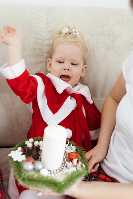 포토 JPG 해외이미지 백인 여자 크리스마스 초 가족 휴가 입벌림 들기 상반신 성인 두명 앞모습 손들기 아기 여자만 해외202309 해외포토 서양인 기념일 뷰포인트 관계 모션 표정 사람 파일형식