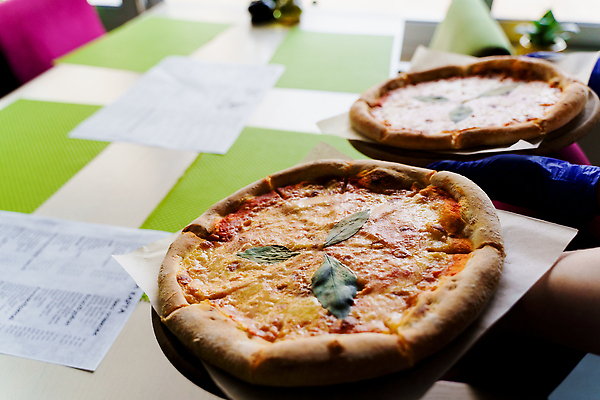 포토 JPG 해외이미지 전통 접시 손 음식 조각 장갑 다이어트 토마토 채소 부분 탁자 치즈 피자 패스트푸드 요리 사람없음 목재 빨간색 식사 저녁식사 이탈리아 껍질 클래식 맛 폐기물 강의 굽기 웨이터 메인 속도 매움 반죽 바질 점심식사 마르게리타피자 모짜렐라치즈 해로움 해외202309 해외포토 나무 직업 식기 잡화 유럽 컬러 가구 컨셉 재료 유제품 서양음식 건강 신체부위 인스턴트 쓰레기 구이 파일형식