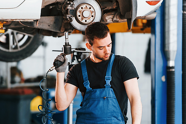 포토 JPG 해외이미지 남자 자동차 한명 들기 상반신 성인 앞모습 기계 도구 작업 기술자 수리 고장 열정 정비공 교체 자동차정비 정비소 성인남자한명만 해외202309 해외포토 직업 1 감정 육상교통 뷰포인트 모션 사람 남자한명만 성인남자만 파일형식