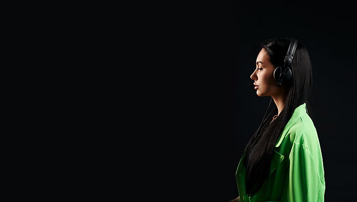 포토 JPG 해외이미지 백인 응시 여자 음악 이어폰 생각 갈색머리 실내 건강 한명 서기 사람 정장 성인 초록색 청춘 운동 유행 힘 듣기 날씬함 연습 해외202309 해외포토 서양인 1 헤어스타일 시선 옷 컬러 음향기기 컨셉 모션 문화예술 내부 몸매 파일형식