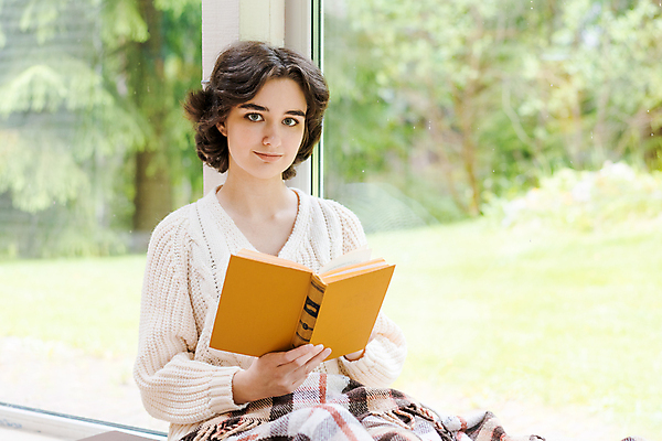 포토 JPG 해외이미지 라이프스타일 여자 감정 유럽 여유 음료 창문 가정 청소년 아침 주택 갈색머리 실내 따뜻함 한명 사람 앉기 장식 책 뷰티 유행 축제 방 낭만 분위기 고독 스웨터 긍정 주말 부드러움 프리랜서 유일 안락 해외202309 해외포토 주간 직업 1 헤어스타일 나라 컨셉 상의 모션 내부 건물 생활 감각 파일형식