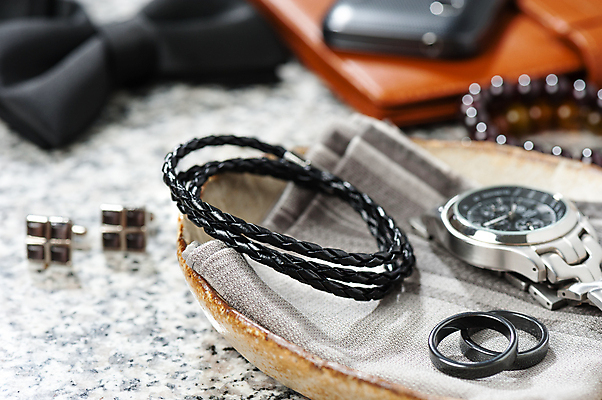 포토 JPG 해외이미지 팔찌 사람없음 아웃포커스 반지 가죽 손목시계 오브젝트 손수건 해외202309 해외포토 시계 장신구 촬영기법 파일형식