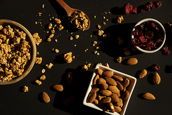 포토 JPG 해외이미지 그릇 사람없음 갈색 견과류 아몬드 나무숟가락 건포도 부스러기 그래놀라 글루텐프리 해외202309 해외포토 식기 음식 컬러 포도 숟가락 건과일 파일형식