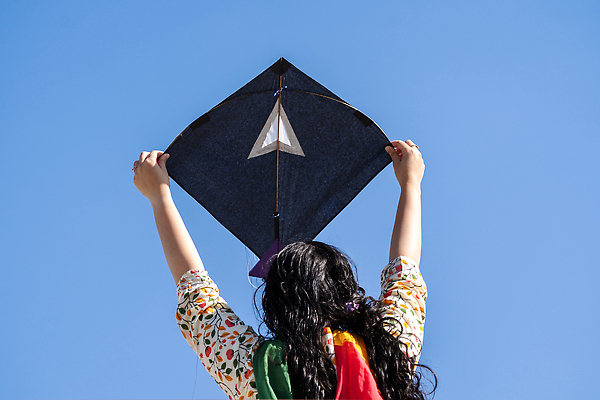 포토 JPG 해외이미지 전통 남자 아시아 종이 스포츠 바람 휴가 한명 성인 컬러풀 장난감 축제 축하 실 인도인 연 실타래 독립기념일 핸드메이드 힌두교 성인남자만 해외202309 해외포토 자연요소 외국인 1 기념일 나라 종교 컬러 컨셉 날씨 사람 동양인 놀이용품 독립 남자만 성인만 파일형식