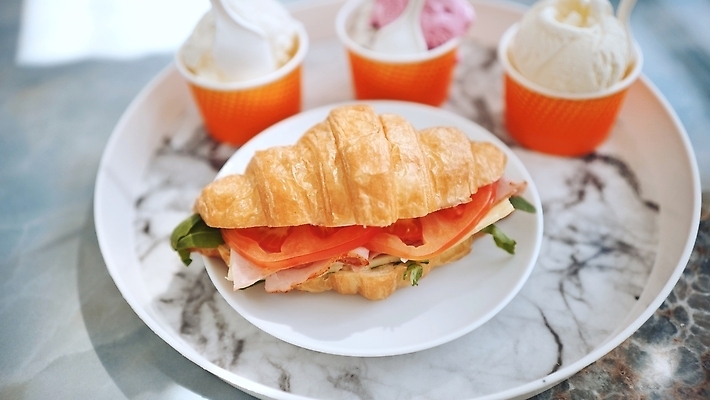 포토 JPG 해외이미지 전통 접시 커피 음료 음식 백그라운드 과일 회사 비즈니스 유리 탁자 아침 디저트 건강 육류 요리 사람없음 목재 초록색 갈색 주방 식사 주스 카페 흰색 신선 달콤 맛 아침식사 찻잔 굽기 먹기 크림 메뉴 버터 에스프레소 프랑스어 번 핸드메이드 맛있는 해외202309 해외포토 주간 나무 문자 식기 빵 컬러 가구 컨셉 식재료 재료 모션 재질 잔 상점 구이 파일형식