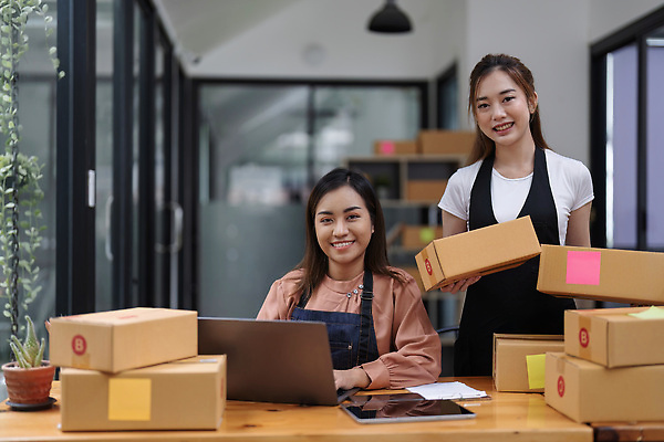 포토 JPG 해외이미지 직업 여자 행복 회사 비즈니스 사업가 성공 주택 함께함 사람 동양인 두명 노트북 쇼핑 컴퓨터 상자 사무실 상점 일본 업무 비즈니스우먼 상품 작음 상인 사이버 고객 서비스 패키지 질서 소매 온라인 주인 물류 짐싸기 마케팅 매각 목록 프리랜서 중소기업 해외202309 해외포토 감정 아시아 컨셉 인종 건물 전자제품 예절 작업 직장인 크기 파일형식