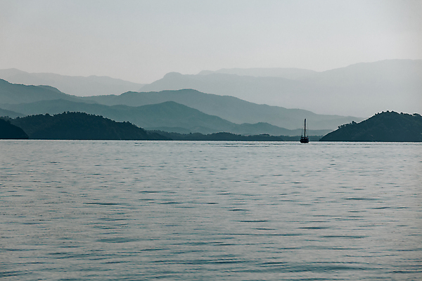포토 JPG 해외이미지 라이프스타일 스포츠 바다 여행 백그라운드 요트 교통시설 자연 하늘 바람 휴가 산 항해 파노라마 풍경 사람없음 야외 물 여름 파란색 뷰티 평화 자유 보트 크루즈 범선 칠면조 흐림 튀르키예 해외202309 해외포토 레이스천 자연요소 계절 아시아 컬러 교통 컨셉 배_교통 조류 날씨 촬영기법 생활 직물 시설 생태계 파일형식