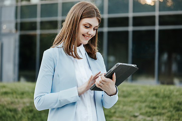 포토 JPG 해외이미지 라이프스타일 여자 얼굴 여행 백그라운드 인터넷 비즈니스 통신 모바일 거리 한명 사람 정장 성인 야외 파란색 스마트폰 핸드폰 컴퓨터 사무실 뷰티 알약 유행 걷기 기쁨 표현 도시 업무 비즈니스우먼 자신감 도심 채팅 스타일 슬로모션 해외202309 해외포토 1 옷 감정 컬러 모션 촬영기법 생활 신체부위 전자제품 스마트기기 약 작업 직장인 파일형식
