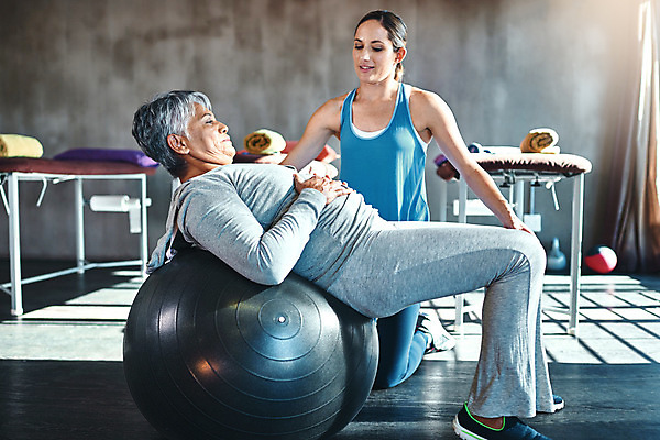 포토 JPG 해외이미지 전신 여자 노년 그림자 성인 두명 옆모습 운동복 눕기 운동 도움 짐볼 체육관 트레이너 간이침대 물리치료사 재활 여자만 버티다 해외202309 해외포토 옷 뷰포인트 컨셉 모션 건강 사람 치료 헬스 침대 치료사 파일형식