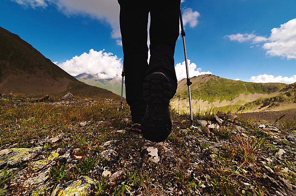 포토 JPG 해외이미지 길 스포츠 여행 신발 자국 발 자연 휴가 산 부츠 건강 한명 사람 야외 여행객 걷기 우주 봄 산책 트래킹 하이킹 장비 막대기 닫기 인쇄 발자국 먼지 진흙 땅바닥 양발 하이커 유일 해외202309 해외포토 1 계절 모션 레저 휴식 바닥 신체부위 생태계 파일형식