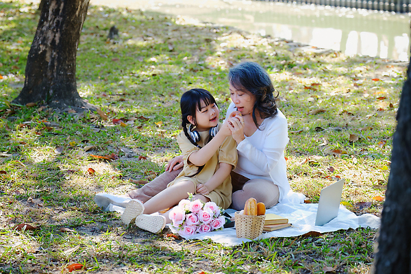 포토 JPG 해외이미지 백인 라이프스타일 공원 여자 딸 행복 할머니 어린이 가족 자연 엄마 손자 손녀 함께함 사랑 미소 사람 소년 성인 야외 두명 여름 뷰티 정원 기쁨 은퇴 손주 세대 옛날 조부모 해외202309 해외포토 서양인 계절 공공시설 노년 남자 감정 컨셉 관계 표정 생활 생태계 파일형식