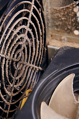 포토 JPG 해외이미지 직업 손 실내 통 사람없음 세로 전자제품 컴퓨터 공책 블록 장비 부채 기술자 엔지니어 수리 청소 묘사 서비스 순환 전자 먼지 분무기 시스템 고정 튜브 유지 깨짐 냉각기 돌봄 마더보드 실린더 에어로졸 지원 치유 프로세서 하드웨어 해외202309 해외포토 컨셉 모션 문구용품 내부 신체부위 파일형식