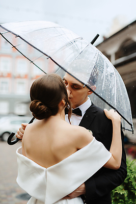 포토 JPG 해외이미지 식물 여자 남자 행복 웨딩드레스 결혼 우산 신혼부부 안기 키스 들기 정장 상반신 성인 두명 건물 뒷모습 마주보기 눈감음 기쁨 비 성인만 해외포토 자연요소 건축물 부부 드레스 옷 감정 뷰포인트 모션 날씨 사람 이벤트 애정표현 신혼 파일형식