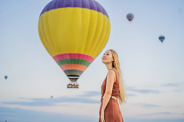 포토 JPG 해외이미지 여자 여행 한명 성인 야외 옆모습 아웃포커스 로맨틱 열기구 비행 성인여자한명만 튀르키예 해외202309 해외포토 1 아시아 뷰포인트 컨셉 항공교통 촬영기법 사람 여자한명만 성인여자만 파일형식