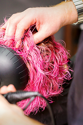 포토 JPG 해외이미지 손 분홍색 상반신 신체부위 머리카락 잡기 미용실 드라이어 미용사 머리손질 해외202309 해외포토 직업 컬러 모션 사람 뷰티 머리 미용용품 뷰티샵 파일형식