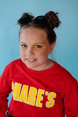 포토 JPG 해외이미지 백인 라이프스타일 옷 여학생 오렌지 한명 10대 캐주얼 빨간색 노란색 유행 흰색 파란배경 고립 목업 스타일 해외202309 해외포토 서양인 1 학생 여자 컬러 백그라운드 과일 청소년 사람 생활 파란색 파일형식