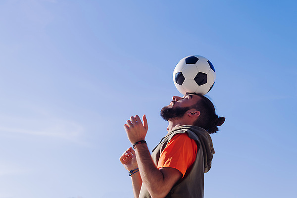 포토 JPG 해외이미지 라이프스타일 남자 스포츠 포즈 장난 공 놀이 하늘 휴식 기술 한명 사람 경기 소년 취미 옆모습 가로 운동복 청춘 운동 머리 축구 활발 게임 결심 균형 집중 노력 운동가 챔피언 플레이어 카피스페이스 해외202309 해외포토 1 옷 어린이 뷰포인트 컨셉 건강 생활 신체부위 구기 공백 파일형식