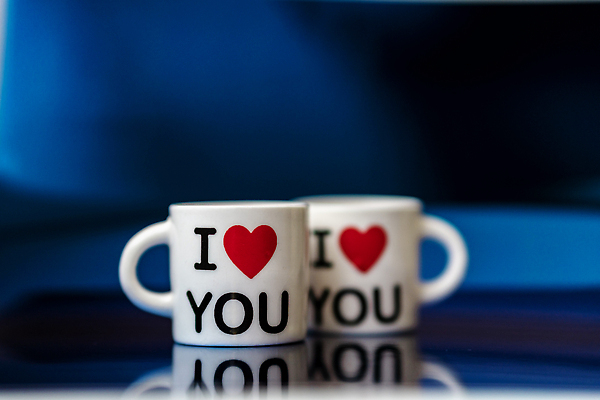 포토 JPG 해외이미지 디자인 종이 커피 음료 음식 백그라운드 컨셉 텍스트 관계 탁자 아침 휴가 발렌타인데이 선물 사랑 사람없음 목재 장식 컵 빨간색 파란색 뷰티 카페 낭만 머그컵 흰색 축하 인사 뜨거움 액체 메시지 클래식 달콤 맛 아침식사 심볼 오브젝트 향 카페인 해외202309 해외포토 주간 나무 식기 감정 컬러 가구 재료 데이이벤트 상점 식사 예절 파일형식