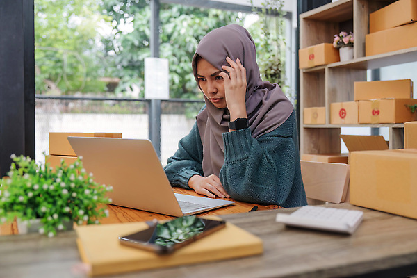 포토 JPG 해외이미지 감정 종교 생각 인터넷 비즈니스 사업가 스트레스 주택 직장 한명 사람 동양인 노트북 쇼핑 상자 세일 상점 표현 작업 비즈니스우먼 구매 상품 이슬람교 사이버 준비 상업 문제 질서 온라인 주인 물류 마케팅 매각 심각 어려움 해외202309 해외포토 직업 1 여자 컨셉 회사 인종 건물 전자제품 예절 직장인 파일형식