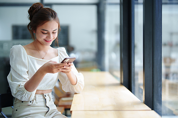 포토 JPG 해외이미지 학생 응시 행복 음악 백그라운드 컨셉 인터넷 비즈니스 사업가 통신 청소년 무선통신 휴식 함께함 실내 대화 한명 미소 웃음 성인 가로 노트북 스마트폰 핸드폰 인테리어 소파 독서 듣기 관찰 타이핑 잡기 작업 메시지 야간 연결 영화 나눔 동영상 소셜미디어 해외202309 해외포토 자연요소 직업 1 디자인 시선 감정 의자 모션 문화예술 표정 말하기 사람 내부 전자제품 스마트기기 파일형식