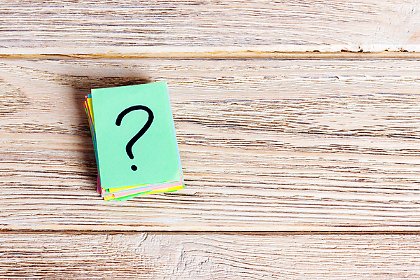 포토 JPG 해외이미지 종이 컬러 백그라운드 컨셉 비즈니스 탁자 바닥 아이디어 사람없음 목재 가로 빨간색 초록색 파란색 컬러풀 노란색 쌓기 우주 쪽지 도움 메시지 질문 심볼 책상 사인 문제 해결 흙더미 의심 구두점 헬프 혼란 많음 브레인스토밍 해외202309 해외포토 나무 감정 가구 재료 모션 흙 구두상점 파일형식 더미