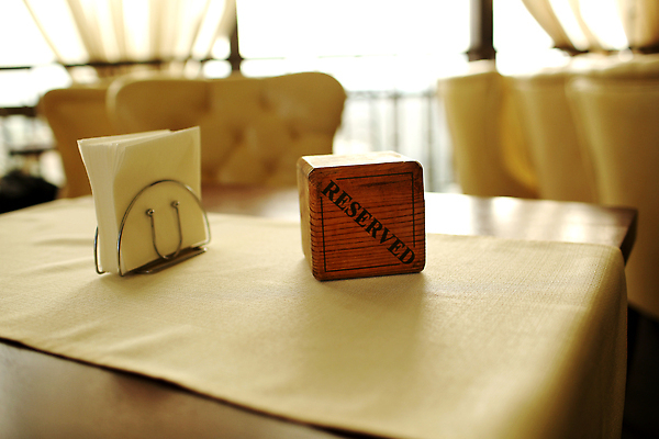 포토 JPG 해외이미지 접시 디자인 기념일 종이 음식 결혼 포크 와인잔 교실 유리 탁자 이벤트 사람없음 내부 가로 파티 금속 식당 저녁식사 카페 정보 식탁보 흰색 축하 신용카드 그룹 황금 칼 고급 우아함 선택 중앙 은색 배열 오브젝트 사인 냅킨 개성 예약 설정 점심식사 전용 정중 해외202309 해외포토 식기 교육 컬러 가구 컨셉 술잔 학교 재질 금융 상점 식사 파일형식