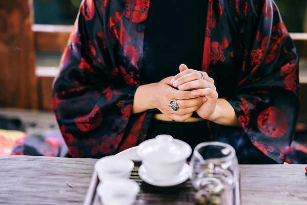 포토 JPG 해외이미지 전통 라이프스타일 손 음료 음식 유리 아침 휴식 건강 한명 컵 물 뜨거움 도자기 사발 붓기 냄비 허브 서비스 동쪽 해외202309 해외포토 주간 자연요소 식물 1 식기 컨셉 모션 재질 사람 생활 신체부위 사기그릇 솥 방향 파일형식