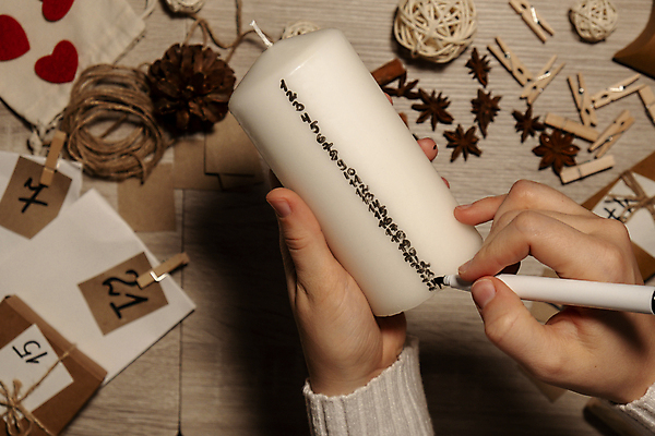 포토 JPG 해외이미지 손 초 공 집게 선물 신체부위 장식 숫자 펜 하트 기록 준비 노끈 DIY 꾸미기 베이지색 시나몬스틱 핸드메이드 나무배경 팔각회향 해외포토 모양 문자 줄 컬러 백그라운드 사람 취미 필기구 향신료 시나몬 파일형식