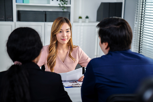 포토 JPG 해외이미지 여자 남자 직장 실내 앉기 동양인 정장 상반신 성인 앞모습 뒷모습 세명 업무 비즈니스맨 비즈니스우먼 면접 문서 고용 서류판 성인만 해외202309 해외포토 옷 뷰포인트 회사 비즈니스 모션 사람 인종 내부 사무용품 구직 작업 직장인 채용 파일형식