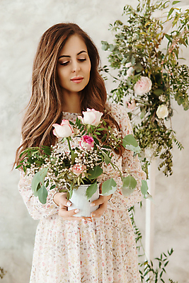 포토 JPG 해외이미지 식물 긴머리 헤어스타일 디자인 드레스 꽃 꽃다발 꽃무늬 봄꽃 모션 자연 갈색머리 실내 한명 햇빛 뷰티 장미 봄 아침식사 향기 긍정 해외202309 해외포토 1 옷 계절 컨셉 무늬 사람 내부 태양 식사 생태계 냄새 파일형식