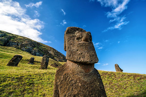 포토 JPG 해외이미지 공원 조각 섬 여행 하늘 부활절 사람없음 물 세계 조각상 숫자 역사 재산 신비 태평양 칠레 천연기념물 랜드마크 옛날 전국 해외202309 해외포토 자연요소 문자 공공시설 기념일 바다 컨셉 금융 조형물 남아메리카 파일형식