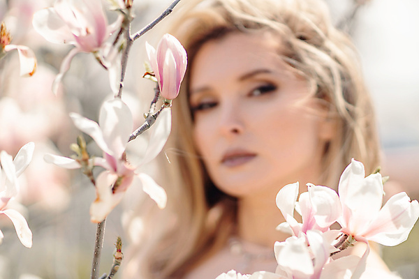 포토 JPG 해외이미지 응시 여자 한명 상반신 성인 야외 아웃포커스 뷰티 봄 목련 목련나무 성인여자한명만 해외202309 해외포토 나무 1 시선 계절 꽃 촬영기법 사람 여자한명만 성인여자만 파일형식