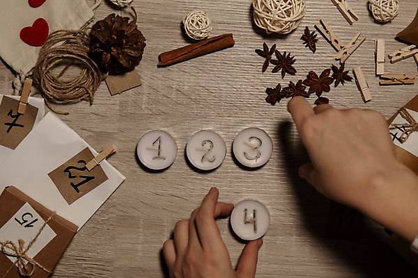 포토 JPG 해외이미지 손 초 공 집게 선물 신체부위 장식 숫자 하트 준비 노끈 DIY 꾸미기 베이지색 시나몬스틱 핸드메이드 나무배경 팔각회향 해외포토 모양 문자 줄 컬러 백그라운드 사람 취미 향신료 시나몬 파일형식