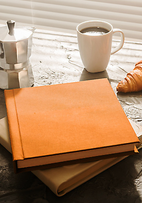 포토 JPG 해외이미지 커피 아침 사람없음 책 머그컵 아침식사 커피잔 커피포트 크루아상 오브젝트 브런치 해외202309 해외포토 주간 음료 빵 주전자 잔 컵 식사 파일형식