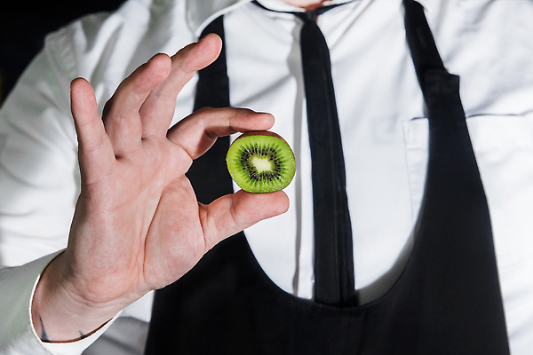 포토 JPG 해외이미지 남자 단면 키위 한명 들기 정장 상반신 성인 바텐더 성인남자한명만 해외202309 해외포토 1 옷 과일 모션 사람 남자한명만 성인남자만 파일형식