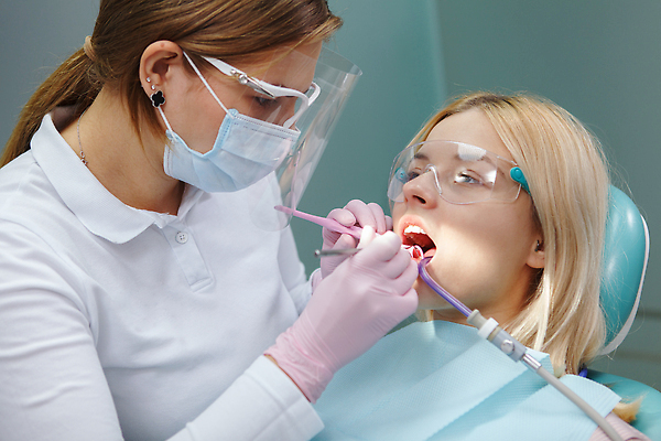 포토 JPG 해외이미지 직업 여자 산업 건강 치과 병원 마스크 두명 치료 약 건강관리 시험 환자 의사 흰색 입 치아 보호 서비스 치과의사 보험 돌봄 미백 치아교정 코로나바이러스 구강학 해외202309 해외포토 교육 컬러 컨셉 의학 모션 관리 사람 신체부위 의료진 소화기관 바이러스 교정 파일형식