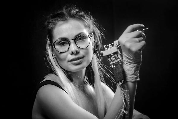 포토 JPG 해외이미지 컬러 포즈 건강 미술 한명 안전 장식 뷰티 약 기계 페인트 고통 총 공구 닫기 시원함 문신 고객 만들기 예술가 객실 주인 방법 스타일 해외202309 해외포토 1 감정 무기 의학 모션 문화예술 사람 도구 파일형식