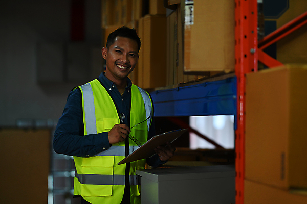 포토 JPG 해외이미지 남자 노동자 한명 들기 상반신 성인 작업장 안전모 물류 물류창고 안전조끼 성인남자한명만 물류센터 해외202309 해외포토 직업 1 산업 모션 사람 헬멧 안전장비 창고 남자한명만 성인남자만 파일형식