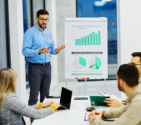 포토 JPG 해외이미지 백인 직업 학생 여자 남자 비즈니스 사업가 통신 협력 설계 아이디어 함께함 실내 대화 서기 사람 여러명 성인 사무실 작업 비즈니스맨 비즈니스우먼 발표 그룹 계획 토론 동료 경영자 화이트보드 창업 경영 세미나 프로젝트 브레인스토밍 해외202309 해외포토 서양인 다수 컨셉 관계 모션 말하기 내부 직장인 리더 자영업 파일형식