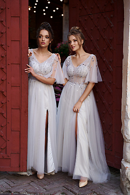 포토 JPG 해외이미지 전신 백인 드레스 여자 유럽 얼굴 결혼 거리 함께함 관리 서기 이벤트 두명 친구 빛 반짝임 뷰티 유행 문 회색 흰색 축하 도시 클래식 고급 우아함 은색 이발 피부 대문 스타일 해외202309 해외포토 서양인 옷 나라 컬러 컨셉 관계 모션 사람 신체부위 파일형식